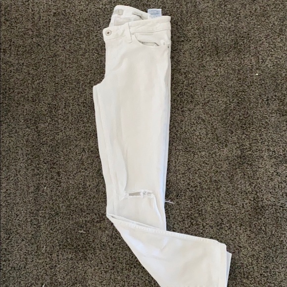 White guess jeans with rips in the knees - Picture 1 of 3